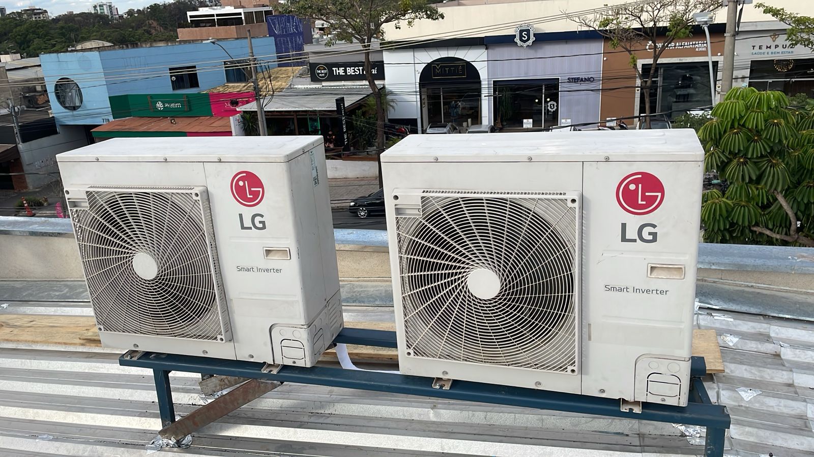 Condensadoras LG instaladas em estrutura metálica